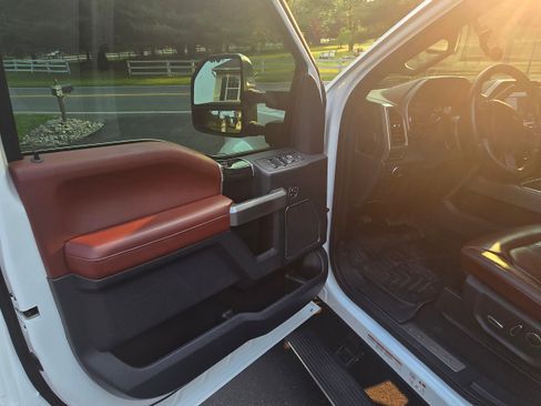 Used 2022 Ford F450 Platinum w/ FX4 Off-Road Package image 10