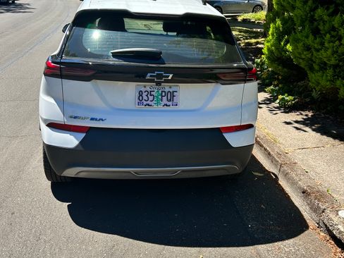 Used 2023 Chevrolet Bolt EUV LT w/ Comfort Package FWD image 5