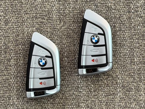 Used 2020 BMW M760i xDrive w/ Luxury Rear Seating Package image 25