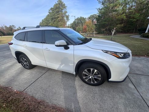 Used 2020 Toyota Highlander XLE image 11