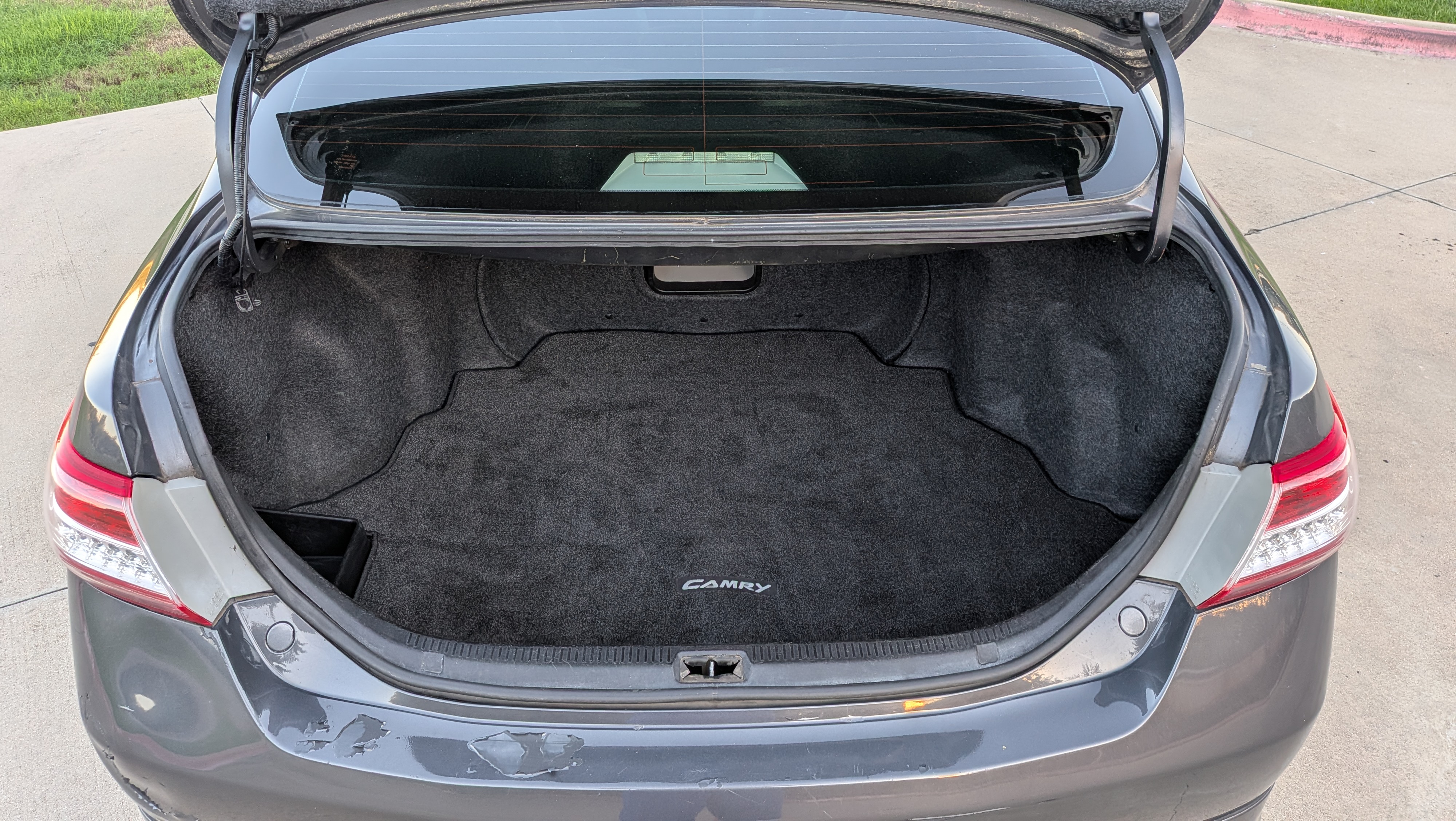 Used 2011 Toyota Camry SE w/ Sport Leather Pkg FWD image 12