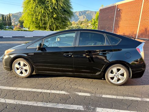 Used 2014 Toyota Prius Five image 1