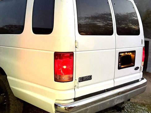 Used 2002 Ford E-350 and Econoline 350 Club Wagon image 8