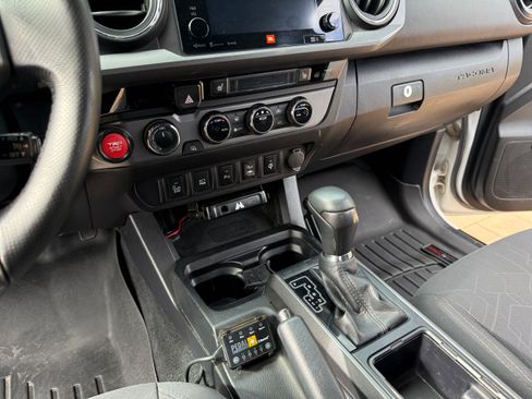 Used 2017 Toyota Tacoma TRD Off-Road AWD/4WD image 15