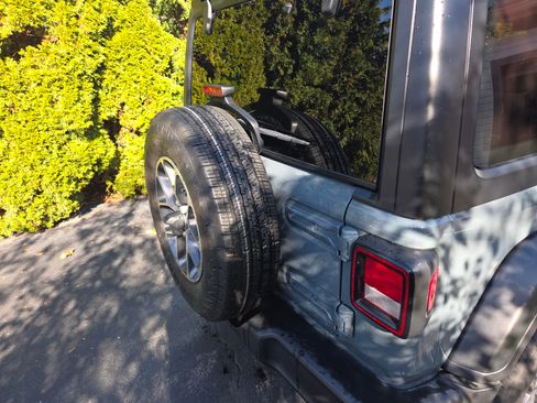 Used 2024 Jeep Wrangler Sport image 5