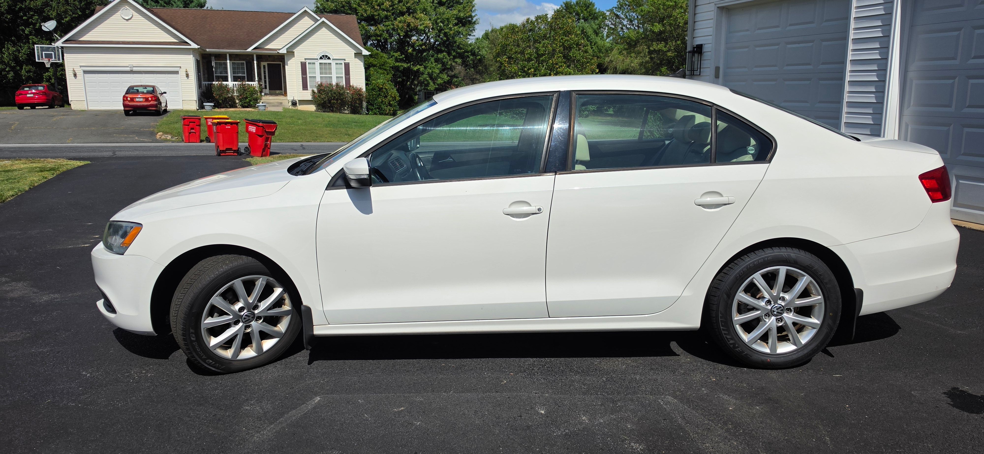 Used 2012 Volkswagen Jetta SE FWD image 2
