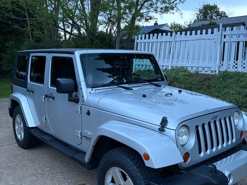 Used 2010 Jeep Wrangler Unlimited Sahara w/ Dual Top Group AWD/4WD image 2