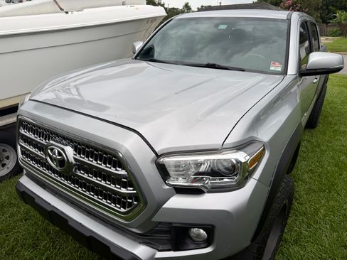 Used 2017 Toyota Tacoma TRD Off-Road w/ Premium & Technology Package AWD/4WD image 13