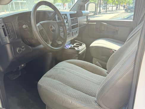 Used 2018 GMC Savana 3500 w/ Driver Convenience Package RWD image 9