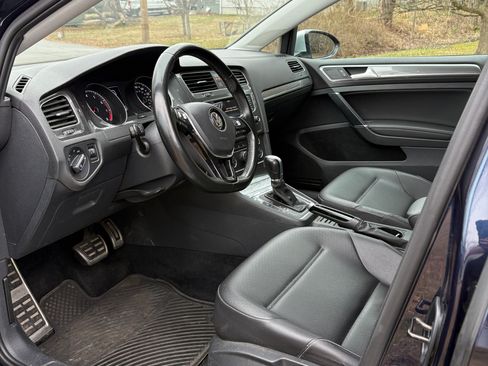 Used 2017 Volkswagen Golf Alltrack S image 9