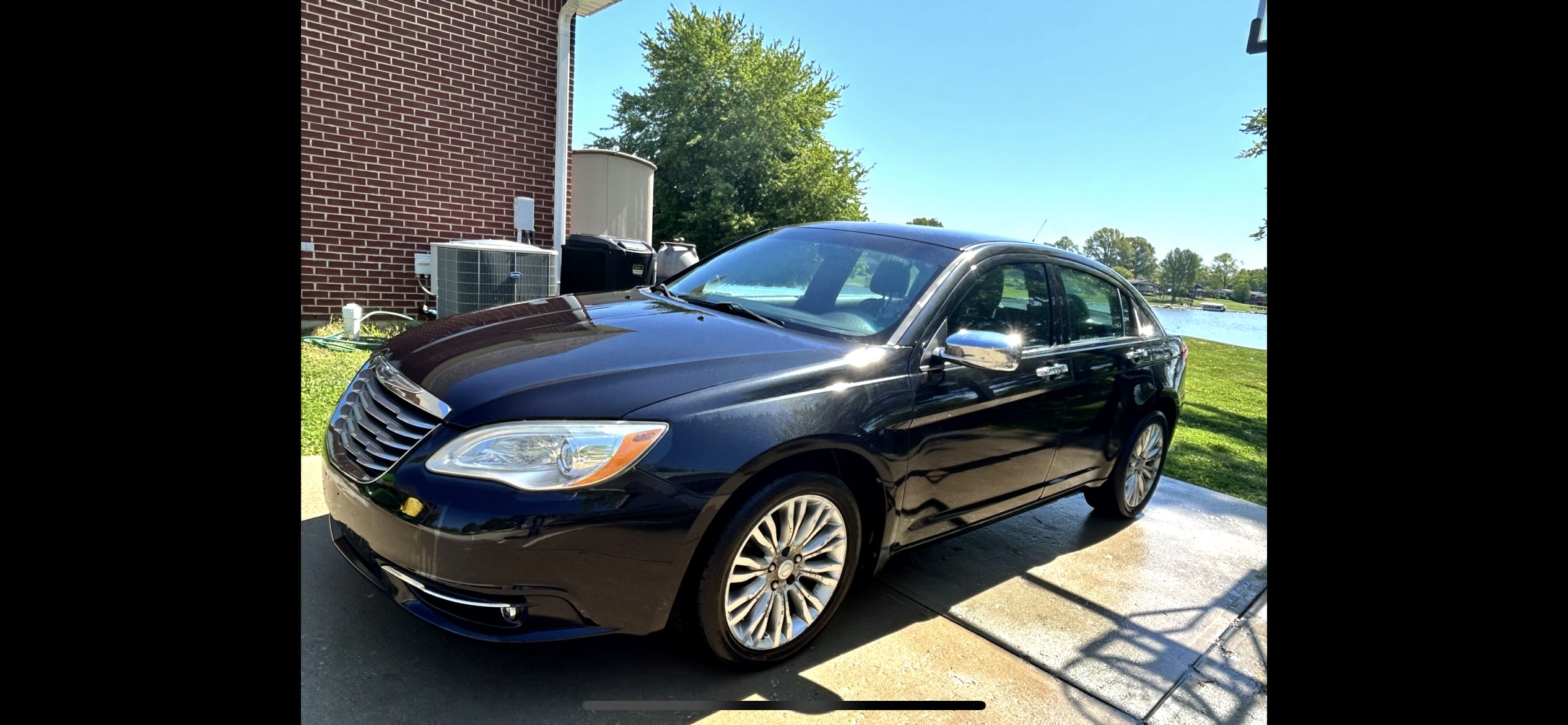 Used 2011 Chrysler 200 Limited FWD image 2