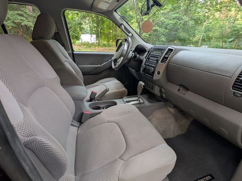 Used 2012 Nissan Frontier SV w/ SV Premium Utility Pkg AWD/4WD image 10