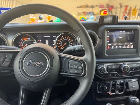 Used 2023 Jeep Gladiator Sport image 2