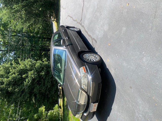 Used 2005 Lincoln Town Car Signature RWD image 1