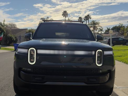 Used 2025 Rivian R1S Premium image 5