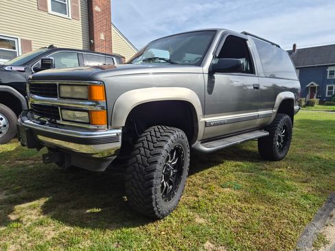 Used 1999 Chevrolet Tahoe 4WD 2-Door w/ Preferred Equipment Group image 2