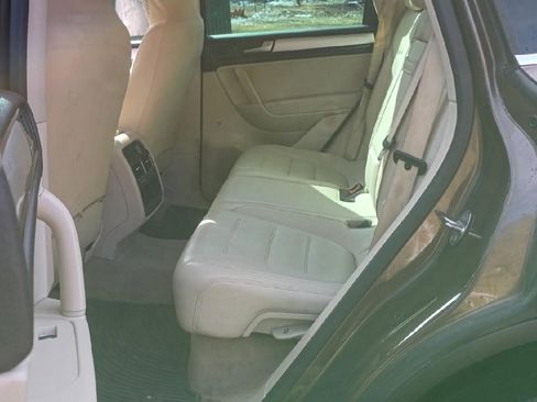 Used 2013 Volkswagen Touareg Sport image 19