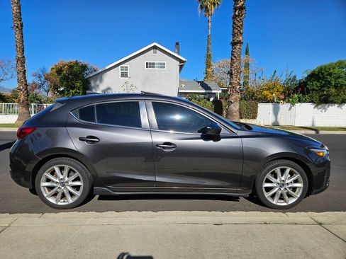 Used 2017 MAZDA MAZDA3 Grand Touring image 5
