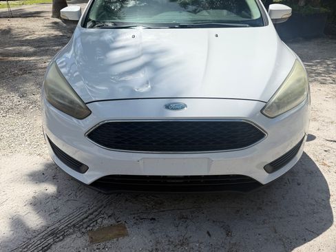 Used 2015 Ford Focus SE FWD image 2