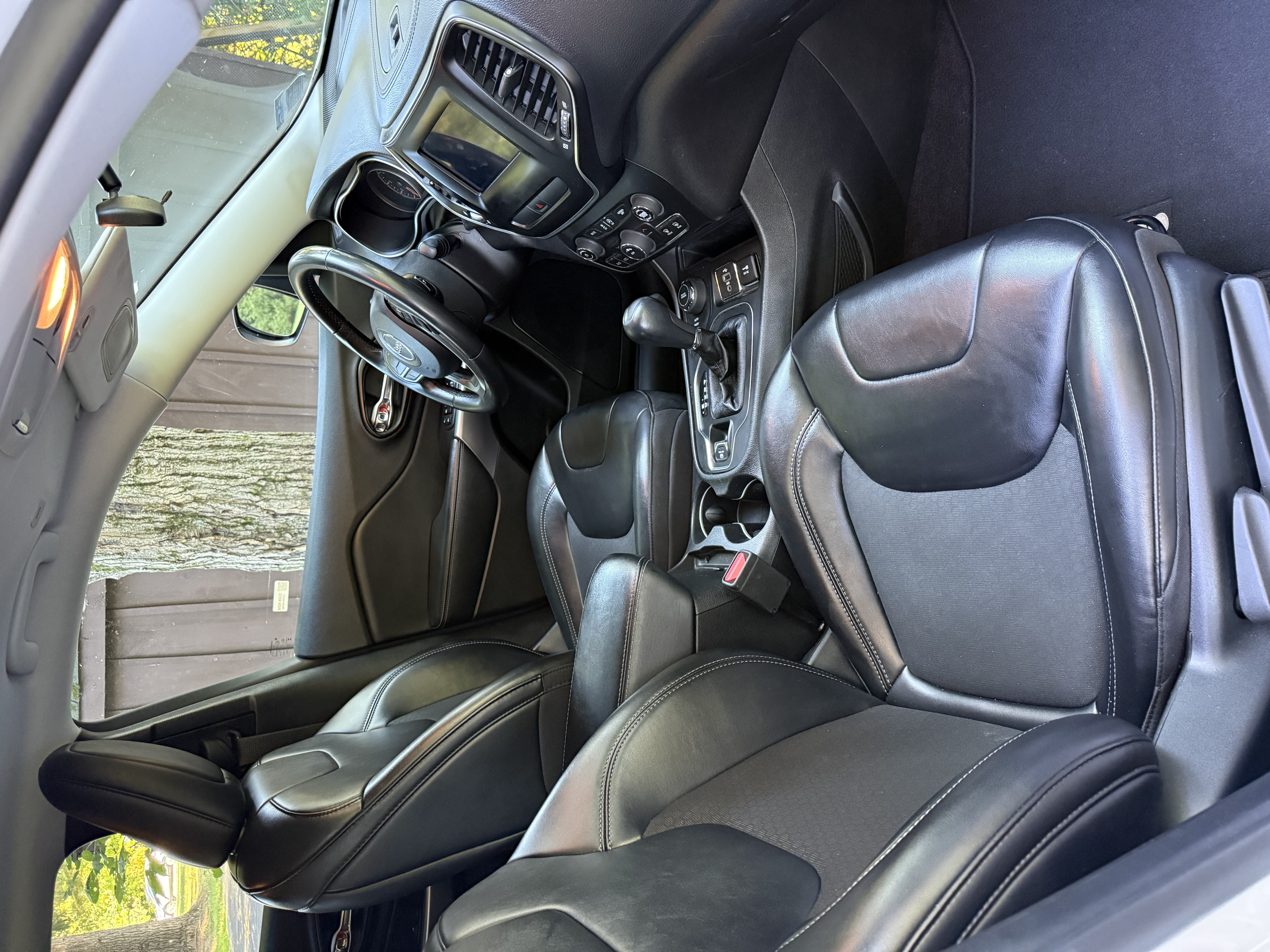 Used 2019 Jeep Cherokee Latitude Plus AWD/4WD image 13