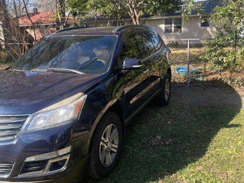 Used 2017 Chevrolet Traverse LT image 2