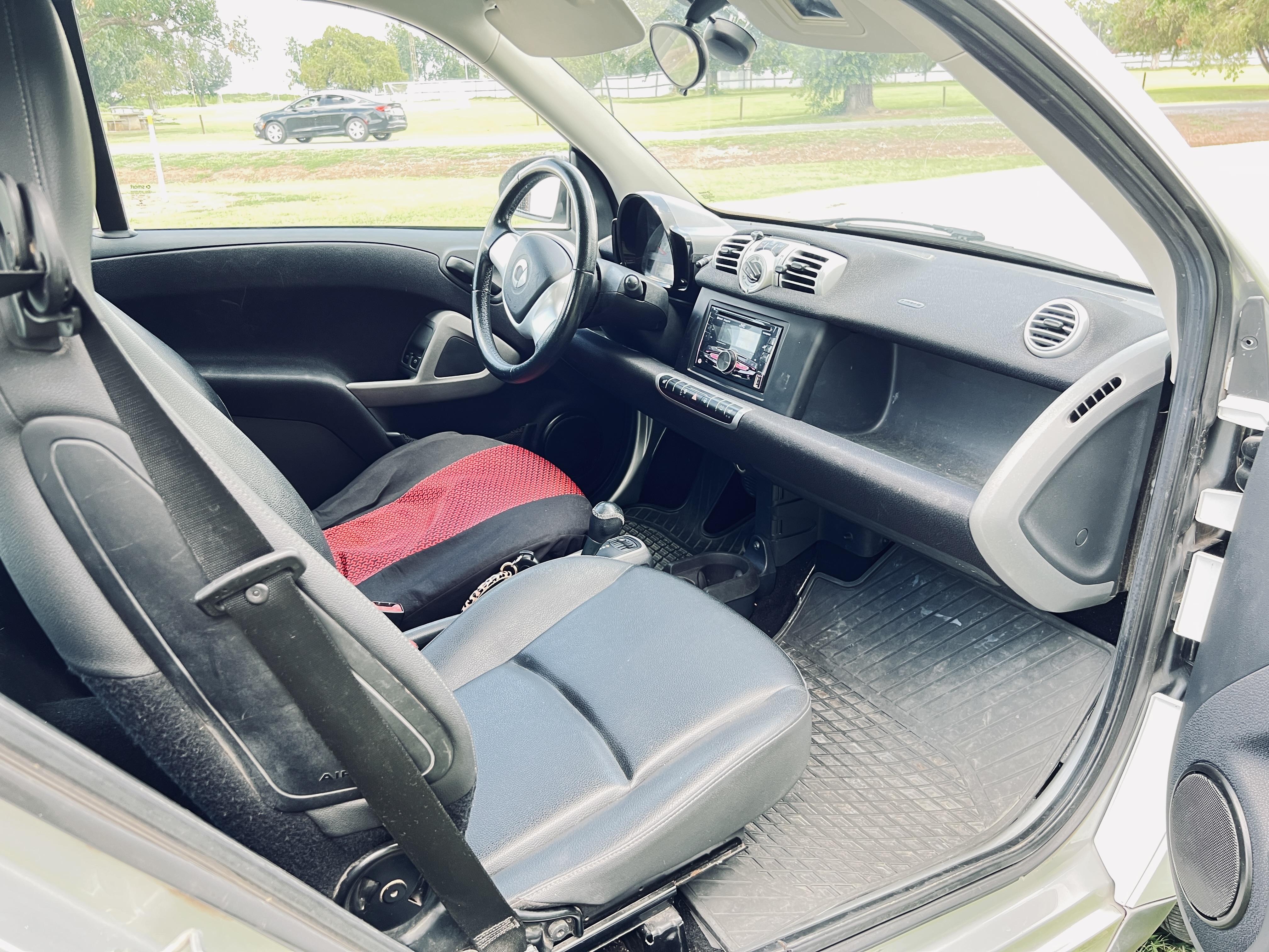 Used 2015 smart fortwo passion RWD image 14