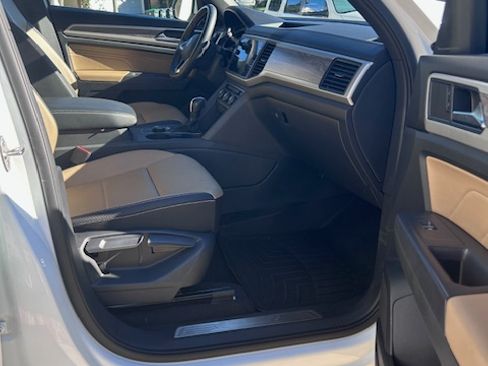 Used 2021 Volkswagen Atlas Cross Sport SE w/ Panoramic Sunroof Package image 10