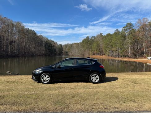 Used 2017 Chevrolet Cruze LT image 16
