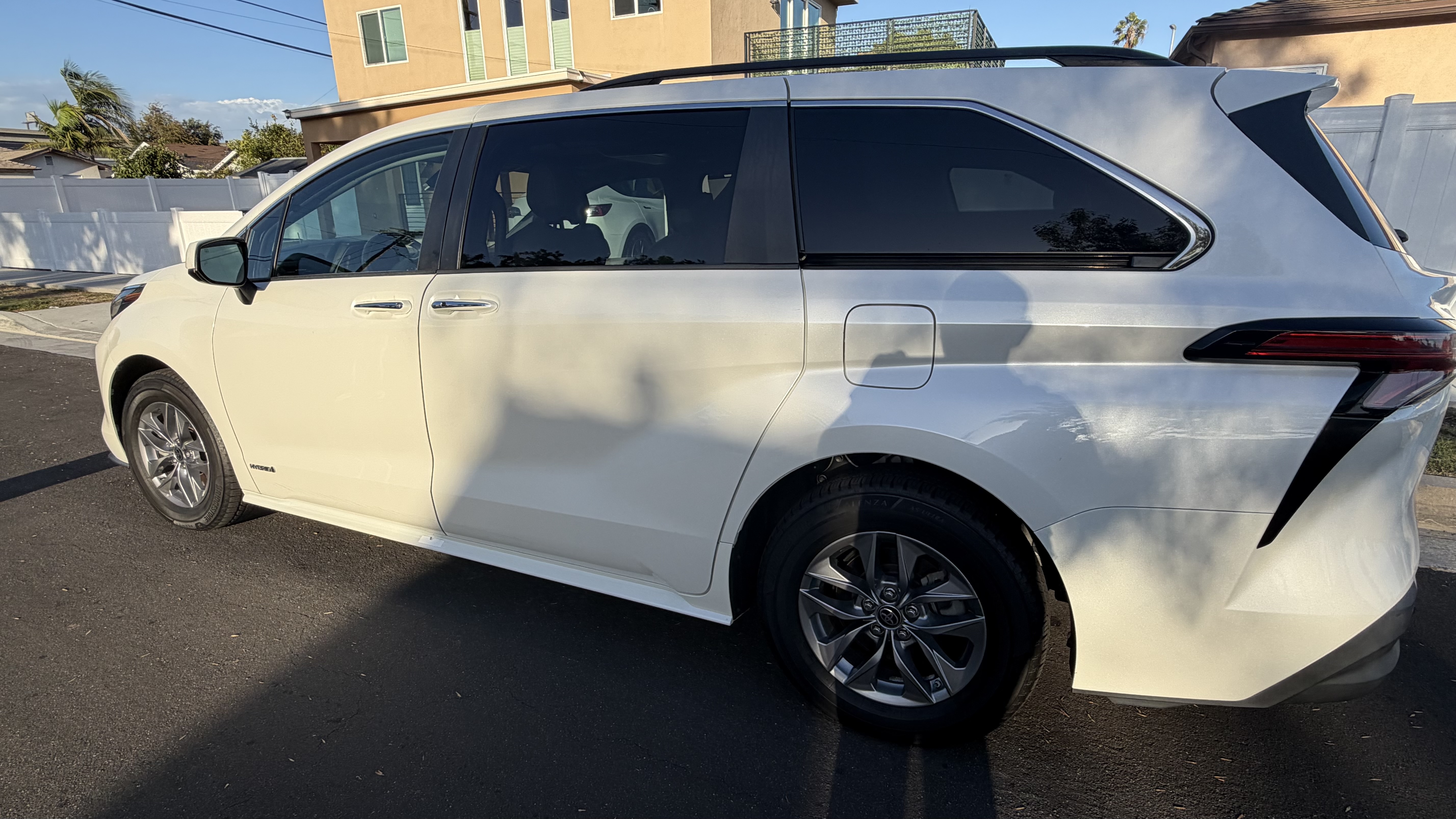 Used 2021 Toyota Sienna XLE w/ XLE Plus Package FWD image 1