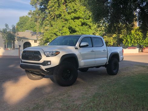 Used 2019 Toyota Tacoma TRD Off-Road AWD/4WD image 14