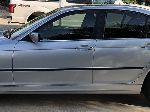 Used 2002 BMW 330xi Sedan image 1