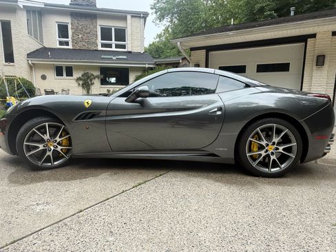 Used 2013 Ferrari California RWD image 19