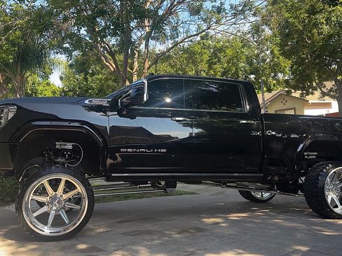 Used 2022 GMC Sierra 2500 Denali w/ Denali Black Diamond Edition image 2