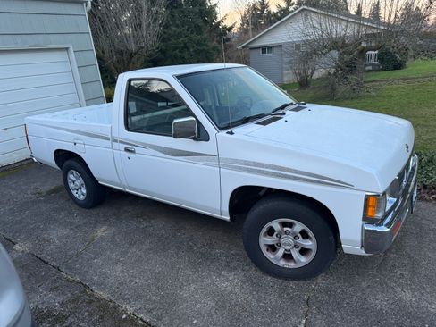 Used 1997 Nissan Pickup XE image 8