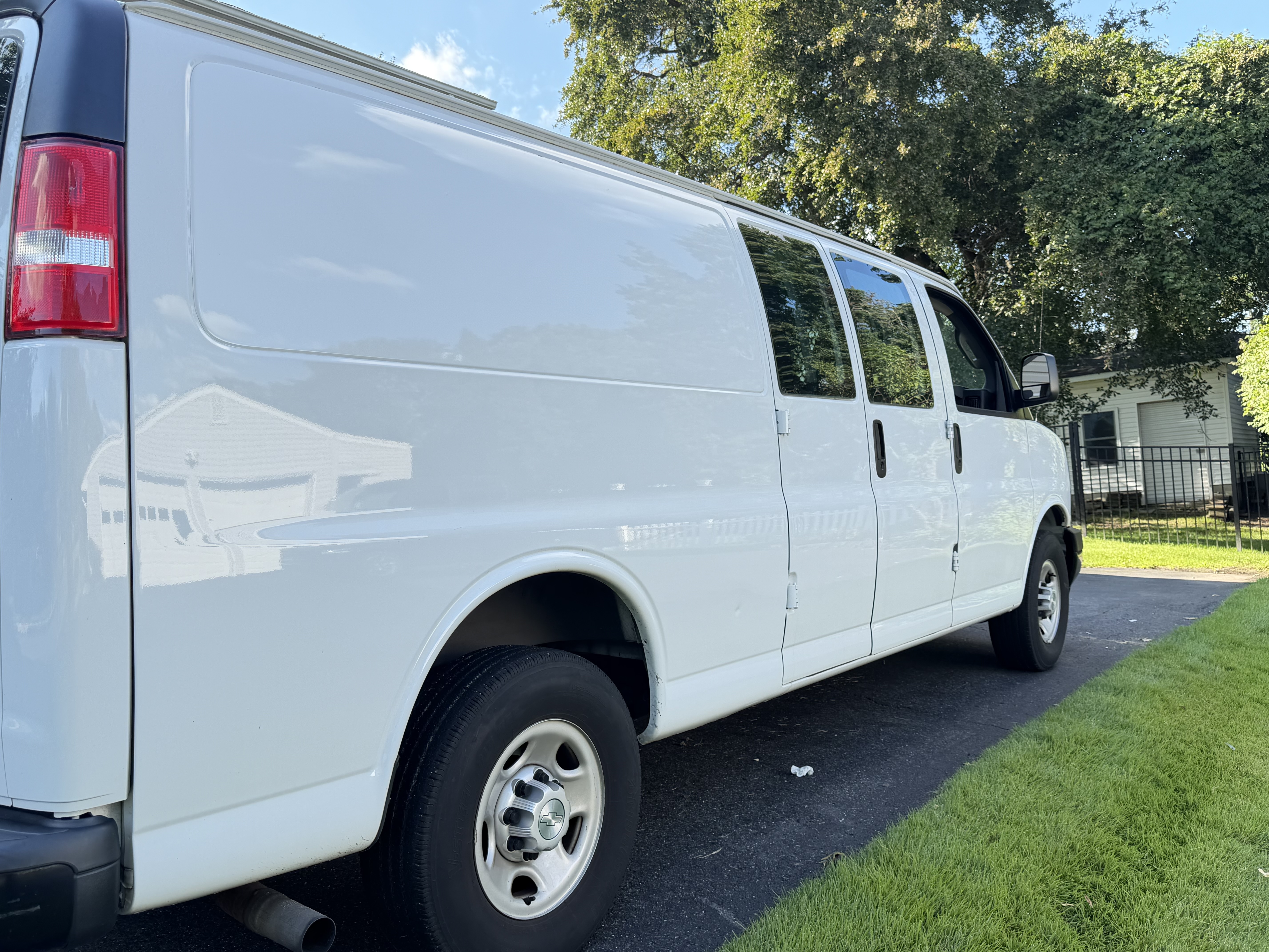 Used 2019 Chevrolet Express 3500 Extended w/ Driver Convenience Package RWD image 4