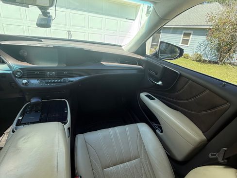 Used 2018 Lexus LS 500 F Sport image 10