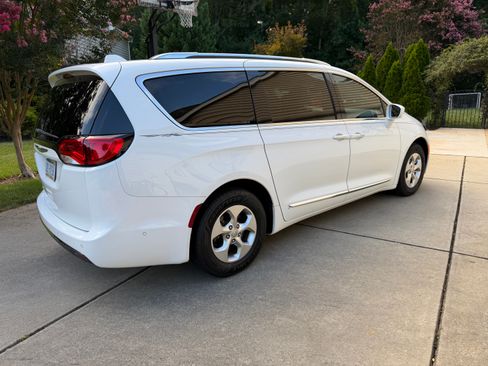 Used 2017 Chrysler Pacifica Touring-L Plus w/ Advanced Safetytec Group FWD image 4