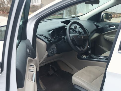 Used 2017 Ford Escape SE image 4