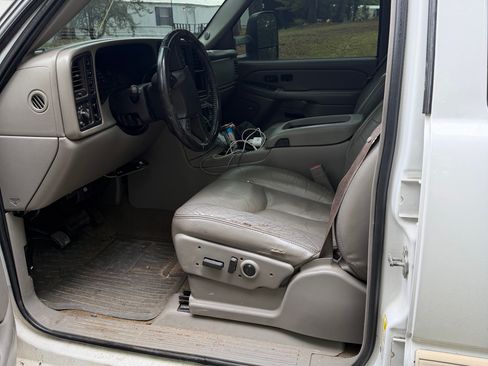 Used 2007 Chevrolet Silverado 2500 LT w/ Heavy-Duty Power Package AWD/4WD image 6