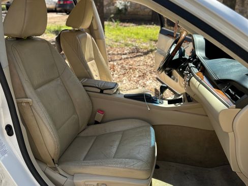 Used 2013 Lexus ES 300h w/ Luxury Pkg FWD image 22