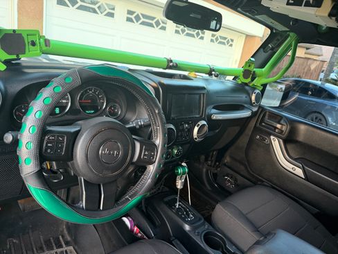 Used 2017 Jeep Wrangler Unlimited Rubicon w/ Connectivity Group AWD/4WD image 6