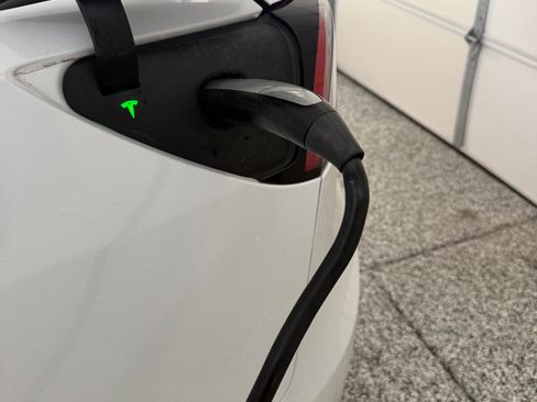 Used 2021 Tesla Model Y Long Range AWD/4WD image 1