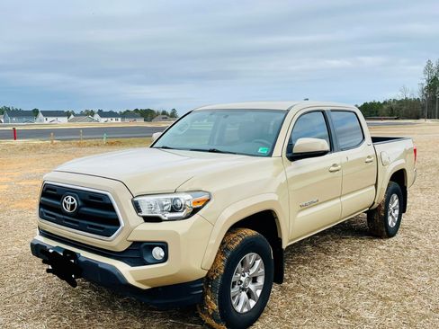 Used 2017 Toyota Tacoma SR5 w/ Tow Package image 4