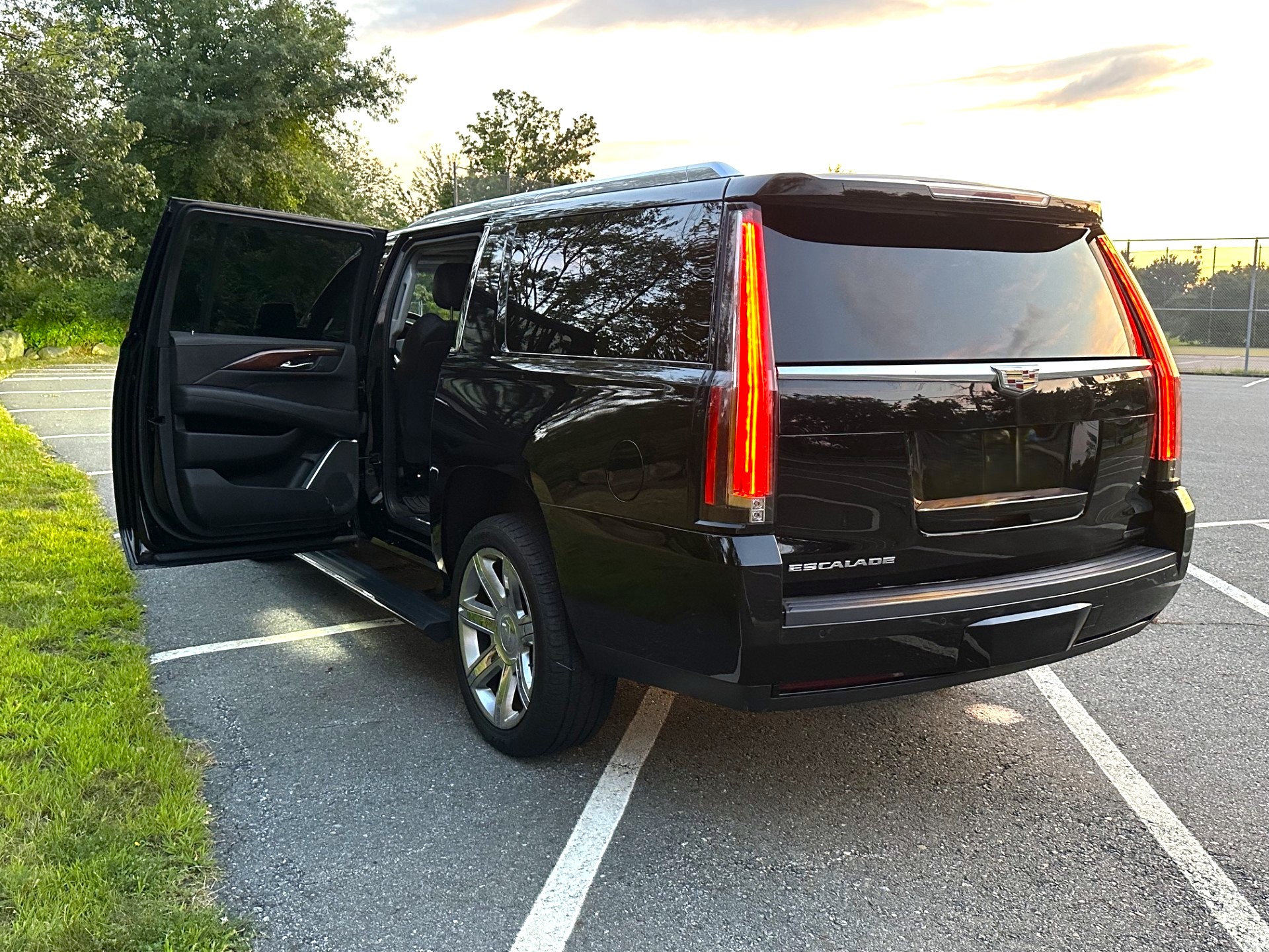 Used 2017 Cadillac Escalade ESV Premium Luxury AWD/4WD image 8