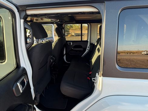 Used 2019 Jeep Wrangler Unlimited Sahara AWD/4WD image 15