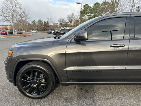 Used 2019 Jeep Grand Cherokee Altitude image 17