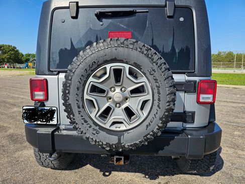 Used 2015 Jeep Wrangler Unlimited Rubicon w/ Connectivity Group AWD/4WD image 8