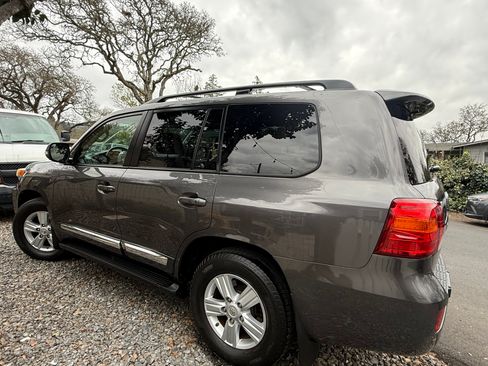 Used 2013 Toyota Land Cruiser Sport Utility 4D image 4