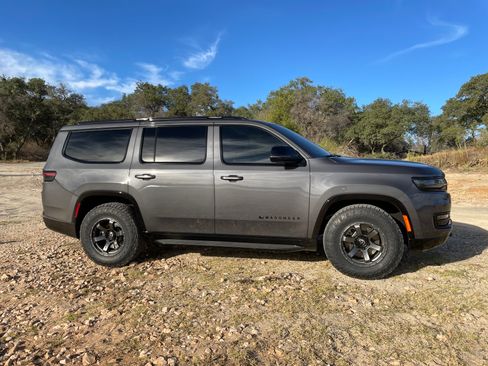 Used 2023 Jeep Wagoneer Series II image 5