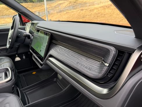 Used 2025 Rivian R1S Adventure AWD/4WD image 29